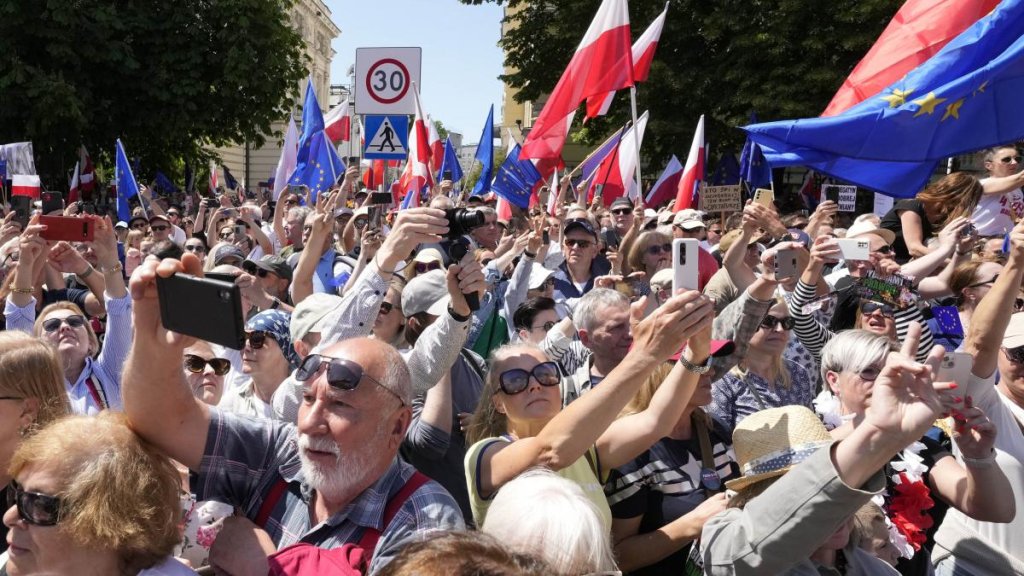 cientos-de-miles-de-personas-exigen-en-varsovia-“una-polonia-democratica-y-europea”