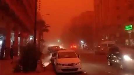 video:-tormenta-de-arena-tine-de-rojo-el-cielo-en-marruecos
