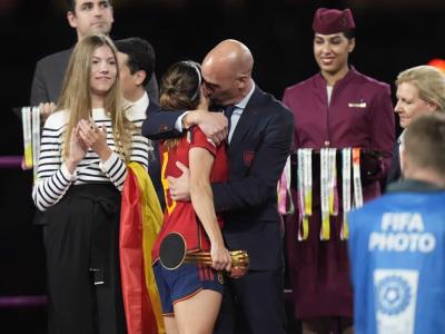 presidente-de-federacion-espanola-no-renuncia-tras-besar-a-una-futbolista-en-los-labios