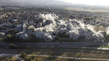 demuelen-simultaneamente-9-edificios-danados-por-el-terremoto-en-turquia-(video)