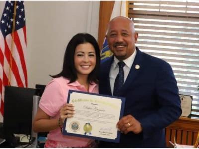 Dafne Guzmán recibe certificado de reconocimiento en Lawrence