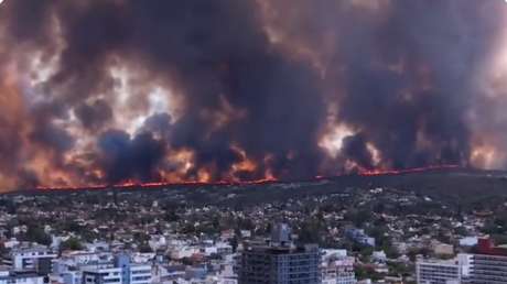 videos:-al-menos-20-familias-son-evacuadas-en-argentina-por-un-incendio-forestal-en-las-sierras-de-cordoba