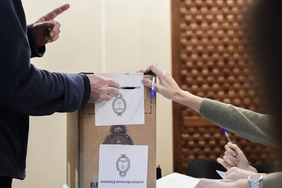 abren-centros-de-votacion-para-segunda-vuelta-de-presidenciales-en-argentina