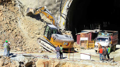 nueve-dias-atrapados-en-un-tunel:-rescatistas-indios-excavaran-en-vertical-para-salvar-a-41-obreros