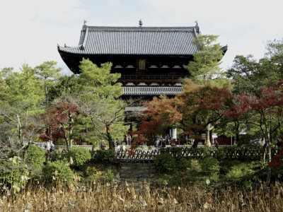meditacion,-geopolitica-y-tecnologia-en-un-templo-zen-de-kioto