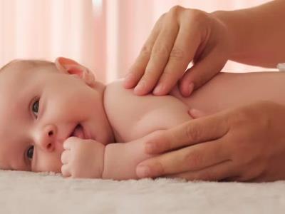 los-beneficios-del-masaje-infantil-para-afianzar-el-vinculo-familiar-y-del-desarrollo-del-bebe