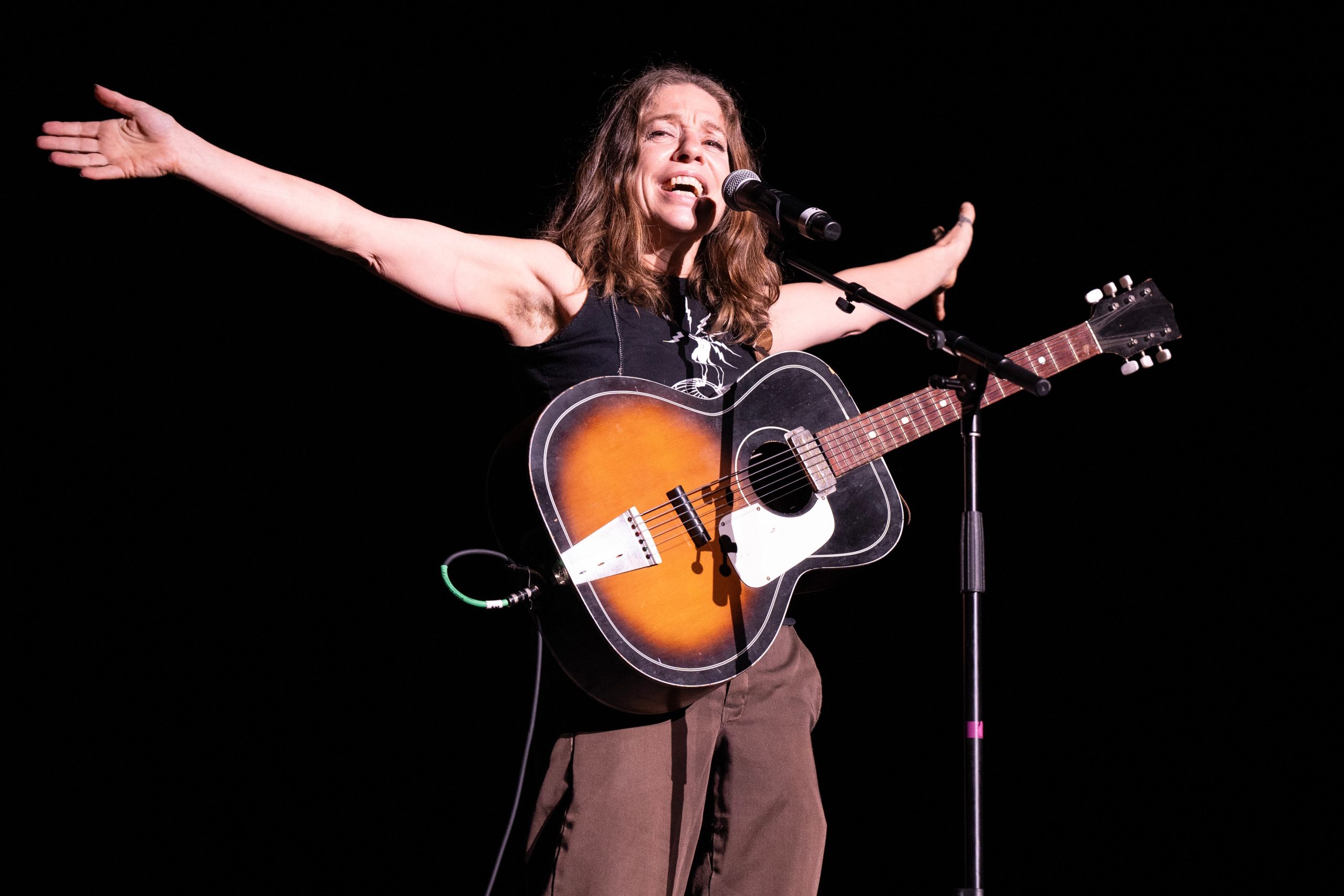 “eres-bisexual.-estas-enfadada”:-como-la-cantante-ani-difranco-desafio-a-la-industria-musical-con-un-septum-en-la-nariz-y-mucha-ira-dentro