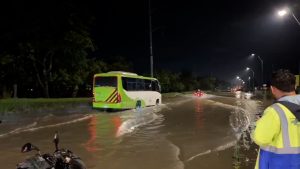 lluvias-e-inundaciones-dejan-atrapadas-a-decenas-de-personas-y-vehiculos-en-el-norte-de-bogota