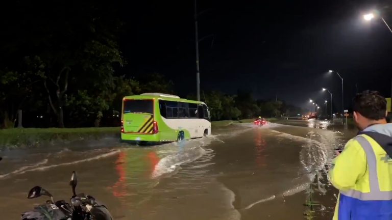 lluvias-e-inundaciones-dejan-atrapadas-a-decenas-de-personas-y-vehiculos-en-el-norte-de-bogota