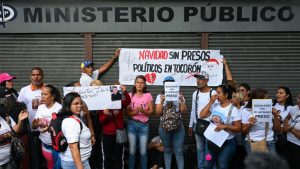 familiares-de-detenidos-tras-elecciones-en-venezuela-piden-liberaciones.-advierten-que-marcharan-al-palacio-de-miraflores-el-1-de-diciembre