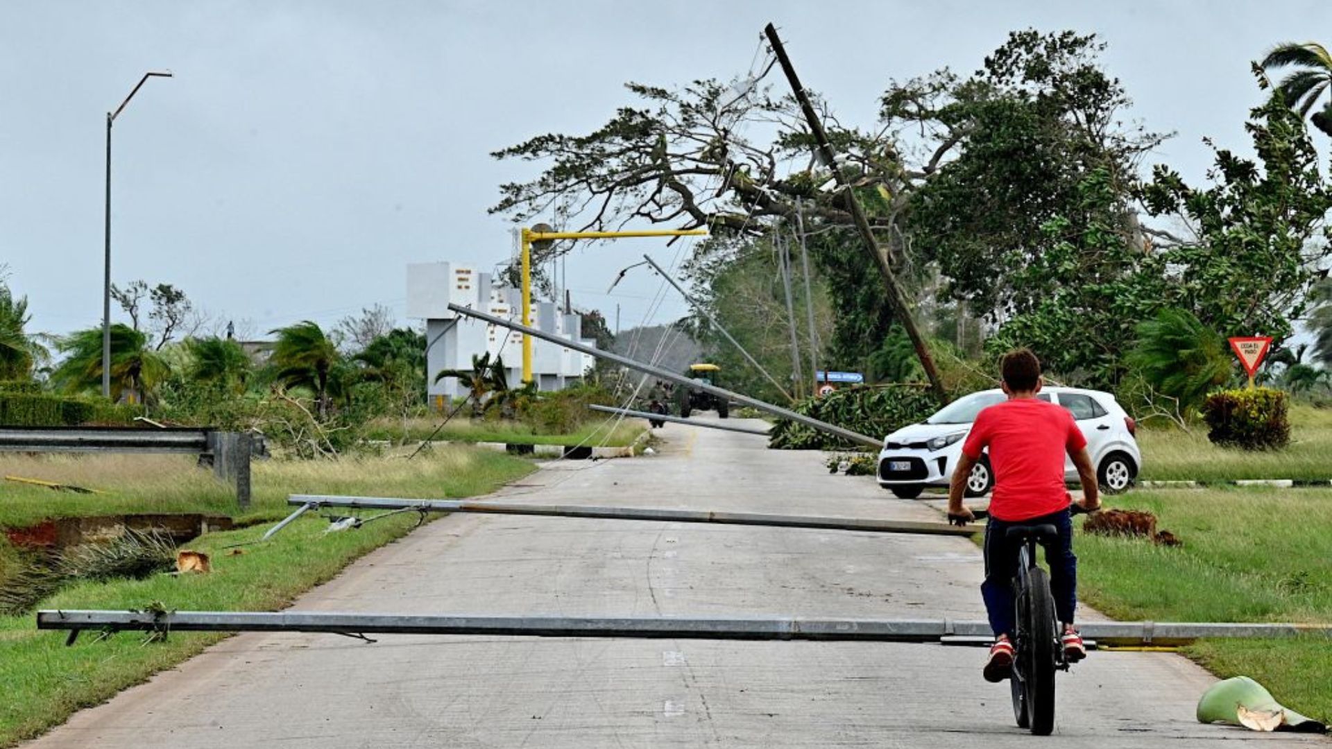 el-huracan-rafael-causa-en-la-habana-unos-461-derrumbes-y-desplaza-a-casi-100.000-personas