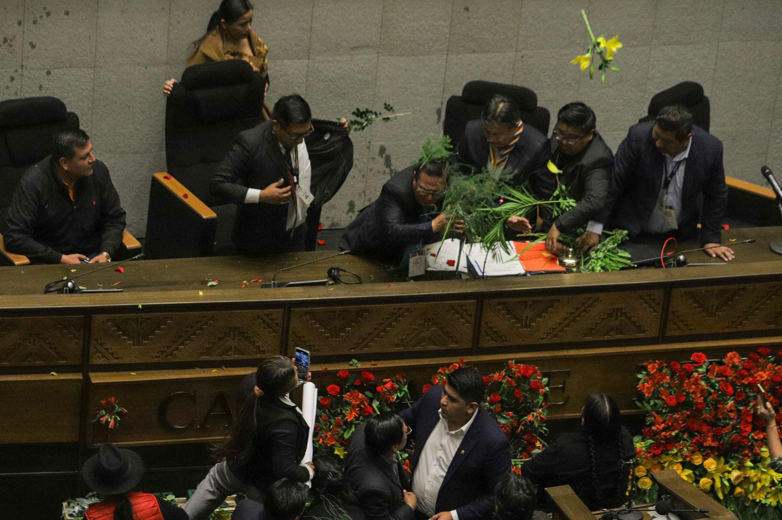 legisladores-agreden-con-flores-y-objetos-al-vicepresidente-de-bolivia,-david-choquehuanca