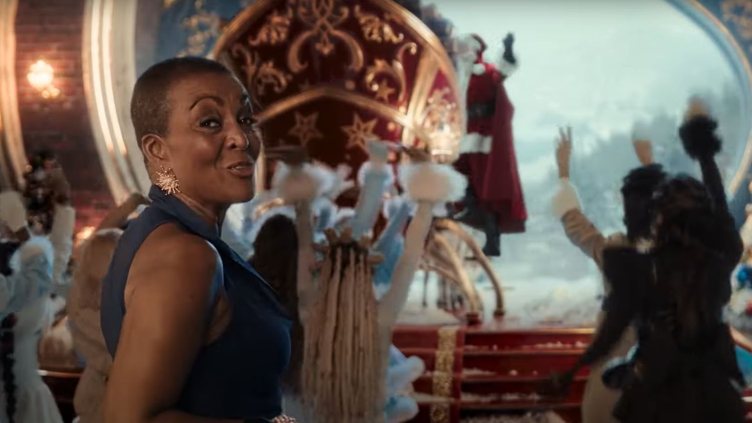 la-sra.-claus-le-quita-el-puesto-a-papa-noel-en-un-spot-con-la-actriz-de-‘los-bridgerton’-adjoa-andoh