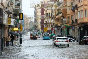 ultima-hora-de-la-dana,-en-directo-|-la-dana-paraliza-malaga,-deja-mas-de-4.000-desalojados-y-eleva-a-rojo-el-aviso-en-valencia