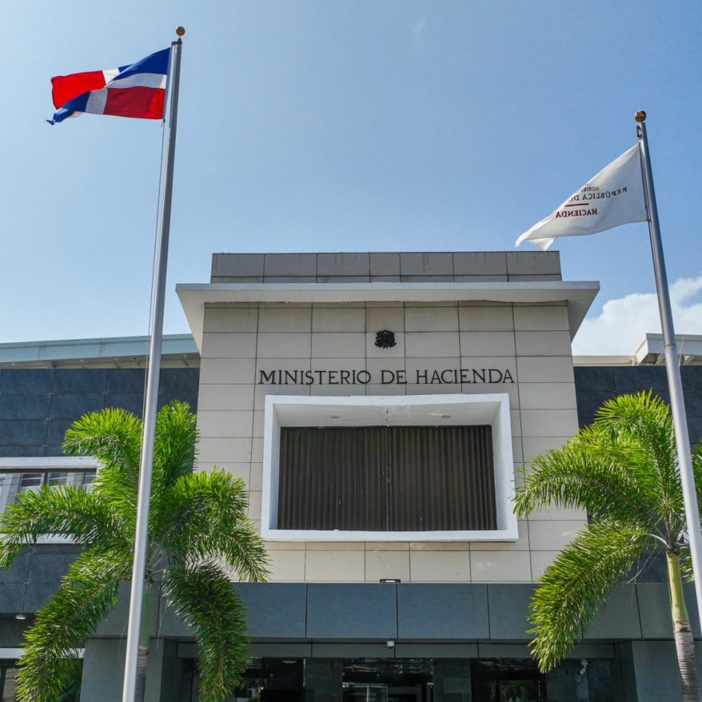 fitch-ratings-ratifica-calificacion-de-riesgo-rd-en-bb-