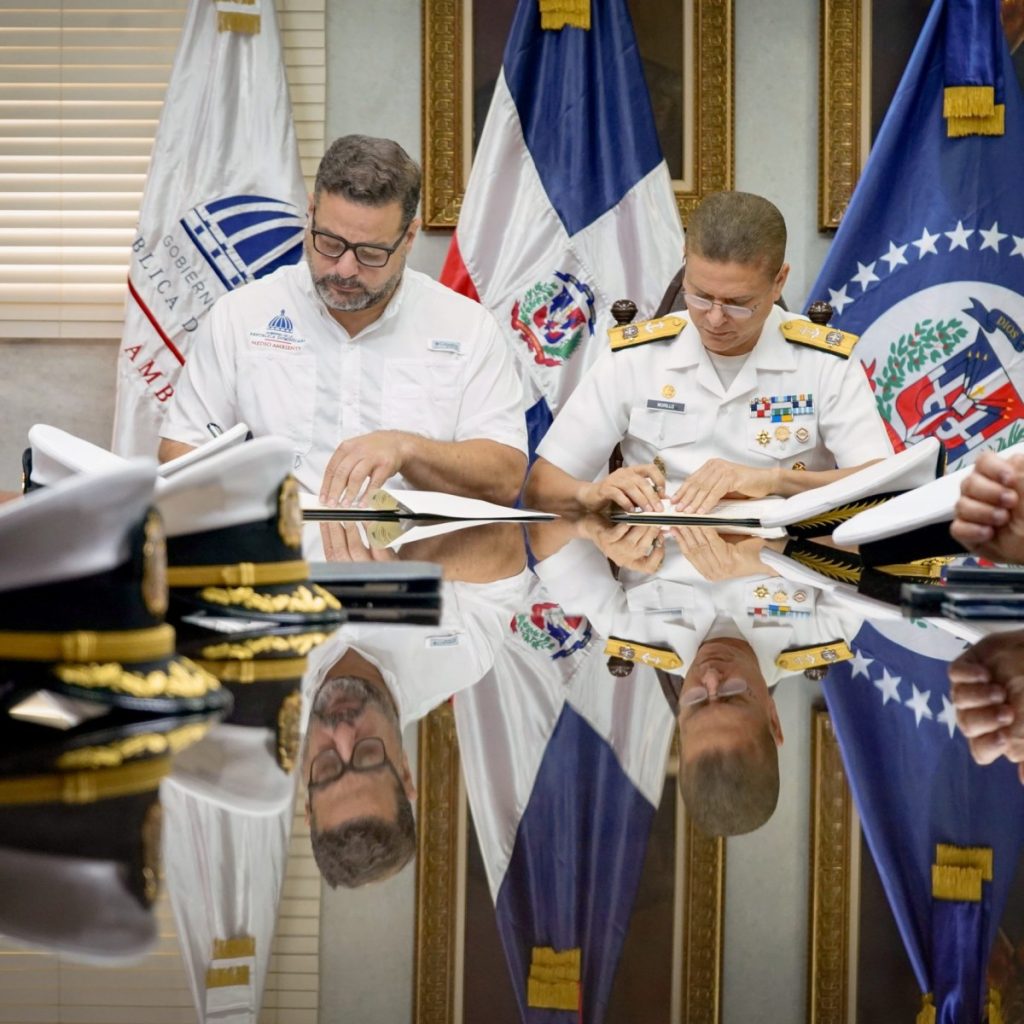 medio-ambiente-y-la-armada-firman-acuerdo-para-proteger-las-dunas-de-bani