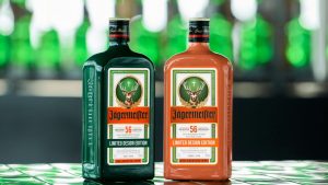 jagermeister-lanza-unas-botellas-de-edicion-limitada-con-los-nuevos-colores-pantone