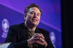 los-usuarios-de-x-aprovechan-la-ia-de-elon-musk-para-llenar-la-red-de-provocaciones-racistas-y-violentas