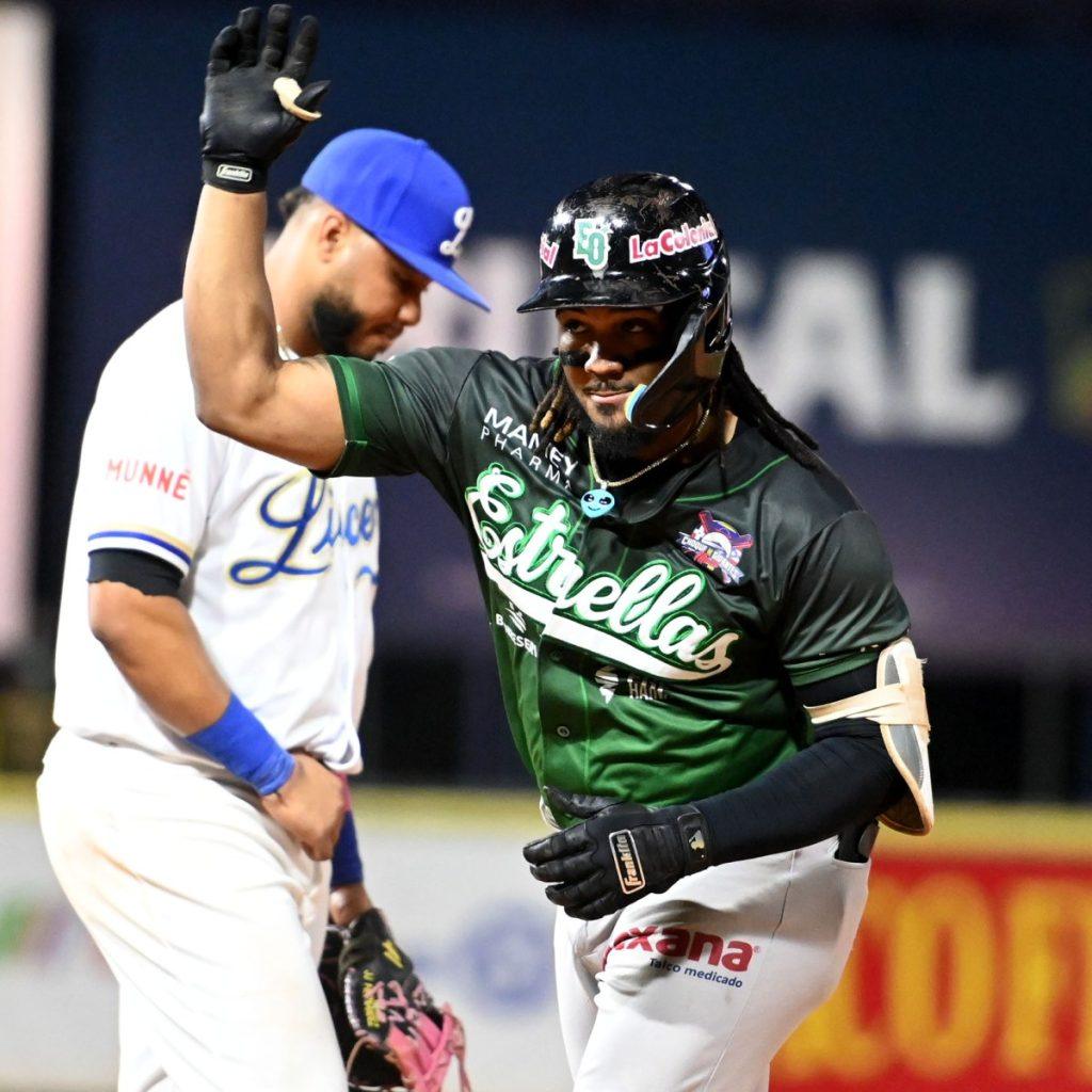 estrellas-siguen-en-la-cima,-vencen-al-licey-a-domicilio
