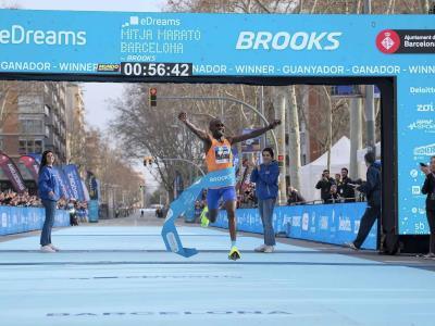 ugandes-jacob-kiplimo-rompe-el-record-mundial-de-media-maraton