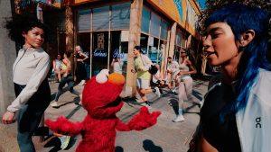 elmo-emancipa-al-«running»-de-su-fatigosa-intensidad-en-este-simpatico-spot-para-on