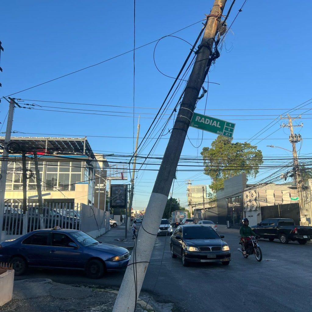 denuncian-poste-tendido-electrico-esta-a-punto-de-caer-en-la-charles-sumner