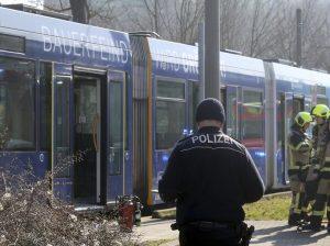 una-hombre-prende-fuego-a-su-esposa-en-un-tranvia-en-alemania