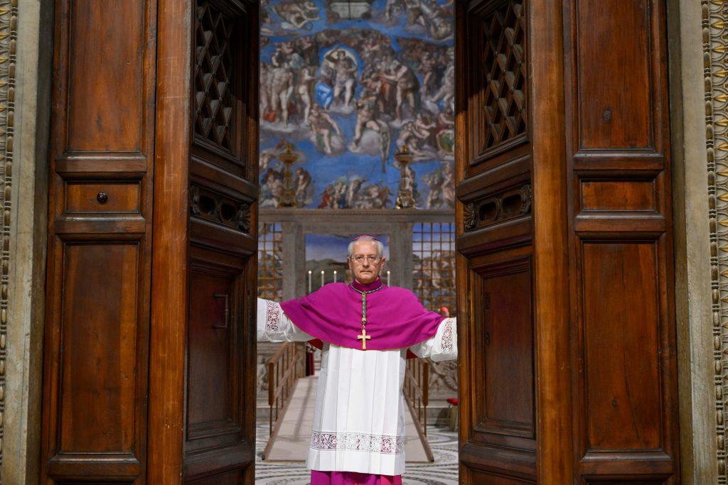 la-fumata-negra-abre-la-pugna-entre-los-favoritos-del-conclave-en-una-iglesia-dividida