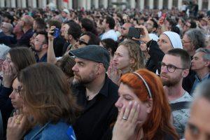 la-emocion-de-los-fieles-al-recibir-al-nuevo-papa-en-la-plaza-de-san-pedro