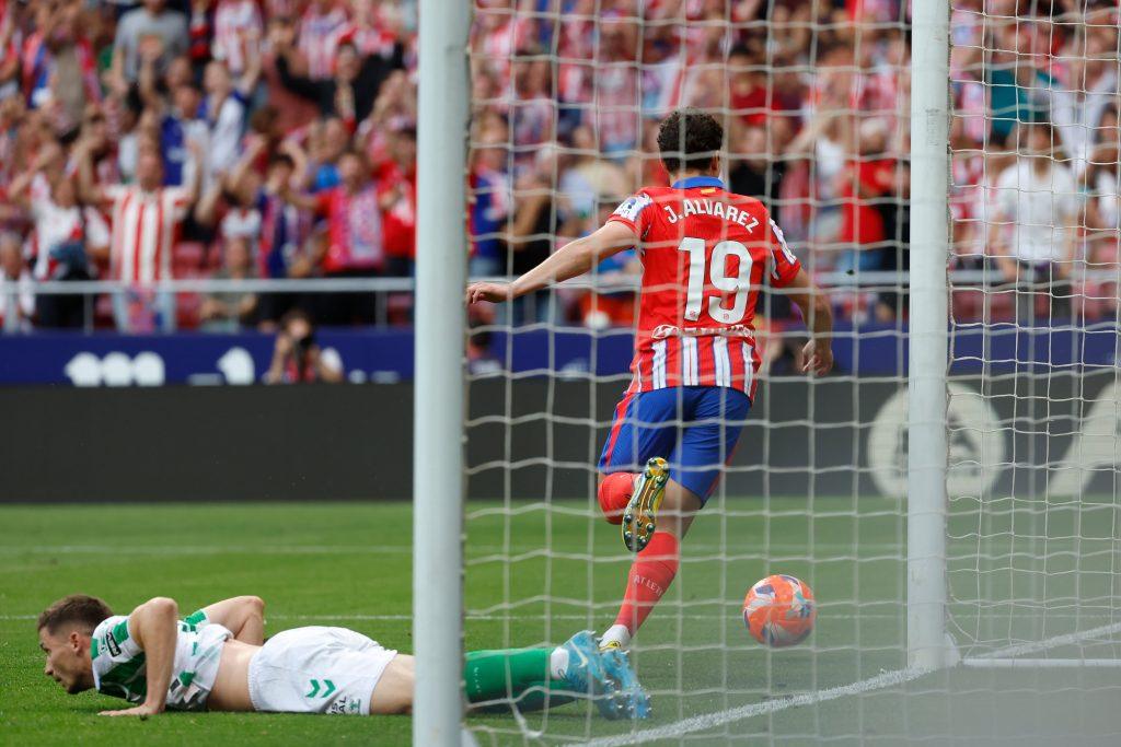 el-pie-fino-de-julian-alvarez-castiga-a-un-betis-ausente