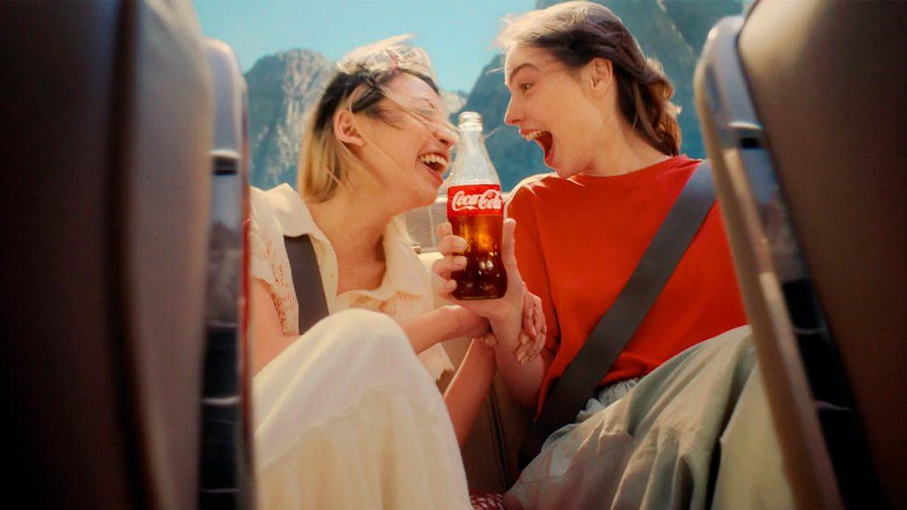 coca-cola-anima-a-la-generacion-z-a-tostarse-bajo-el-sol-(y-no-bajo-la-pantalla-del-movil)