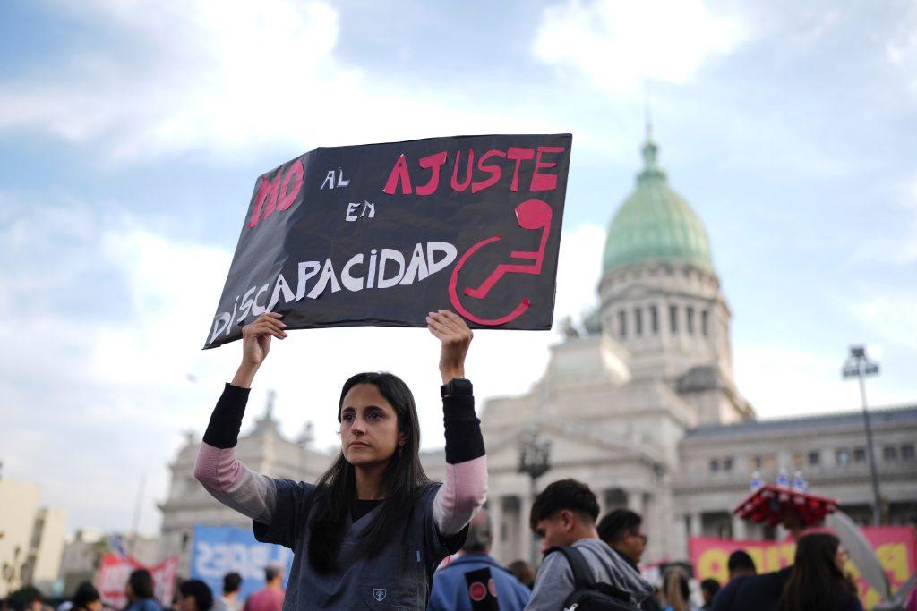 una-multitud-heterogenea-se-une-en-las-calles-contra-los-recortes-de-milei