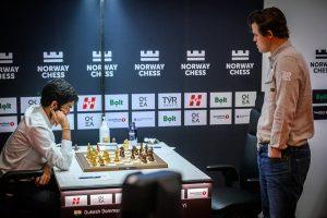 carlsen-augura-que-gukesh-perdera-el-titulo-mundial-en-2026