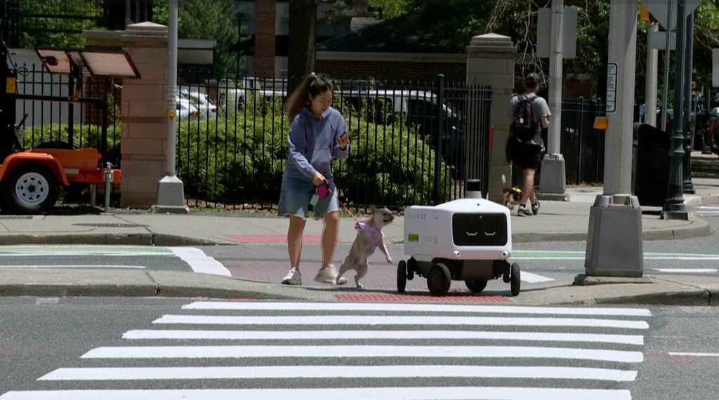 robots-peatonales-reparten-pedidos-de-uber-eats-en-nueva-jersey