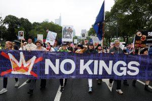 las-protestas-‘no-kings’-y-el-desfile-militar-de-donald-trump,-en-vivo-|-decenas-de-miles-de-personas-salen-a-las-calles-en-todo-el-pais:-“¡decimos-no-al-fascismo!”