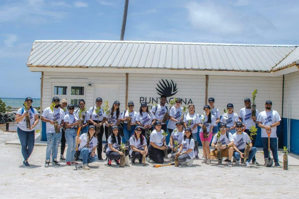 arajet-realiza-jornada-de-reforestacion-en-la-reserva-ecologica-“ojos-indigenas”