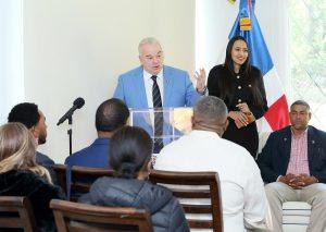 estudiantes-dominicanos-en-chile-reciben-reconocimiento-por-excelencia-academica