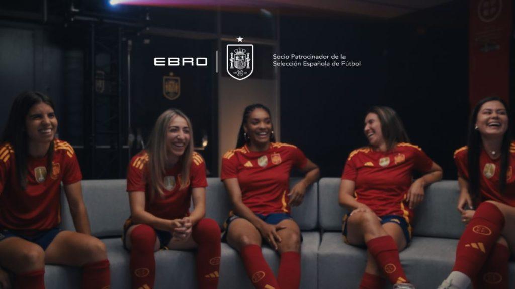ebro-emociona-a-la-seleccion-femenina-con-una-campana-de-ia-que-viaja-a-su-infancia