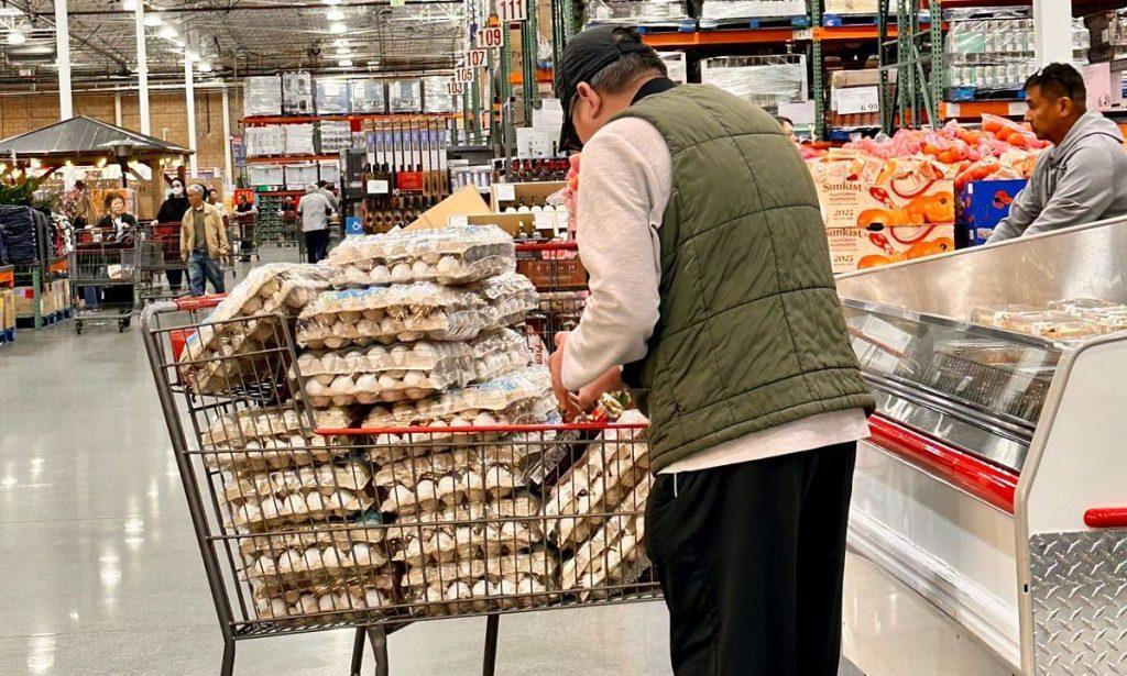 el-gobierno-de-trump-demanda-a-california-por-el-precio-de-los-huevos