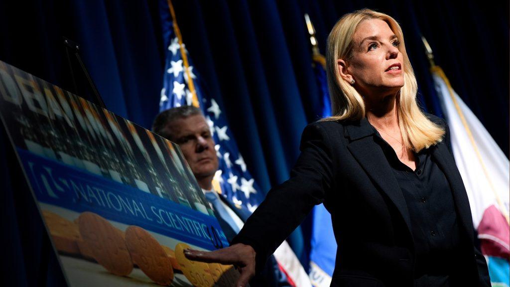 trump-estalla-contra-sus-seguidores-por-insistir-en-la-“gilipollez”-de-la-lista-epstein