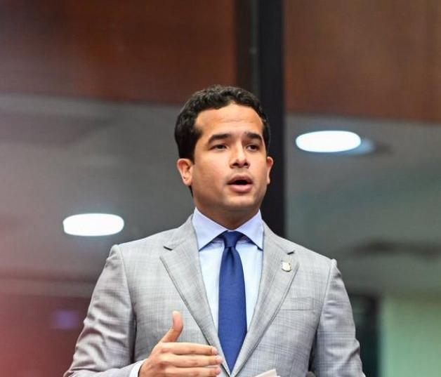 omar-fernandez-critica-falta-de-vistas-publicas-en-ley-de-compras-y-contrataciones