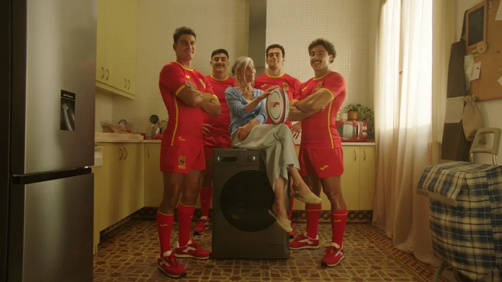 los-leones-del-rugby-te-llevan-la-nevera-a-casa:-asi-es-la-nueva-campana-de-meme-y-worten