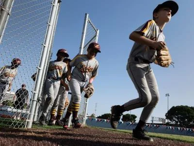 pequenas-ligas:-joven-de-12-anos-es-suspendido-por-hacer-“bat-flip”