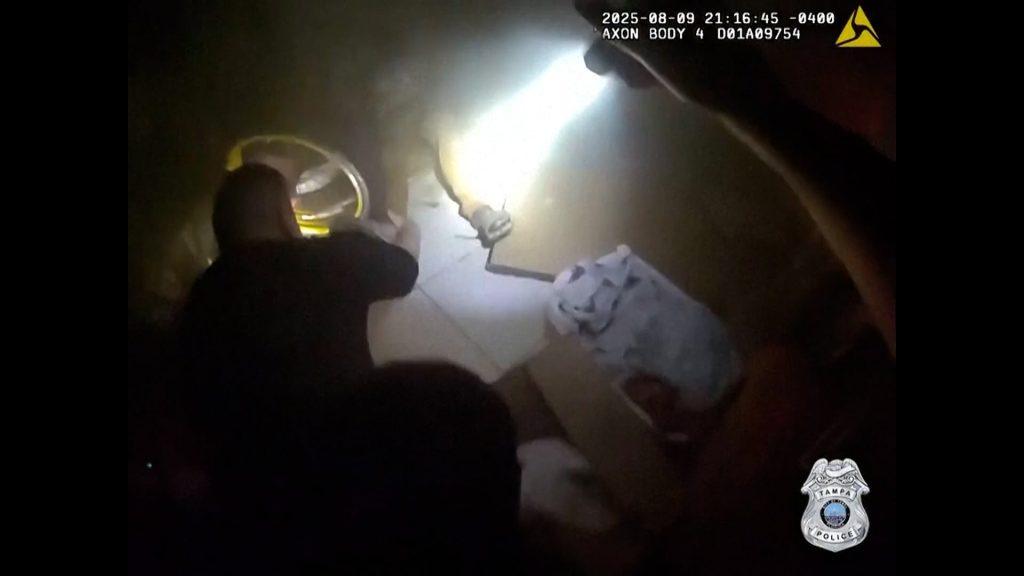 policias-de-tampa-logran-rescatar-a-un-hombre-de-una-casa-en-llamas