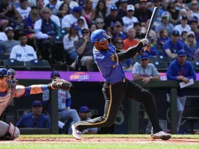 victor-robles,-expulsado-por-lanzar-bate-al-pitcher-tras-ser-golpeado