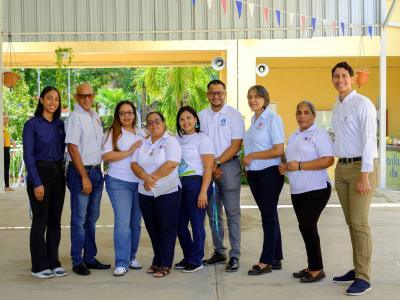 grupo-ramos-entrega-utiles-escolares-a-estudiantes