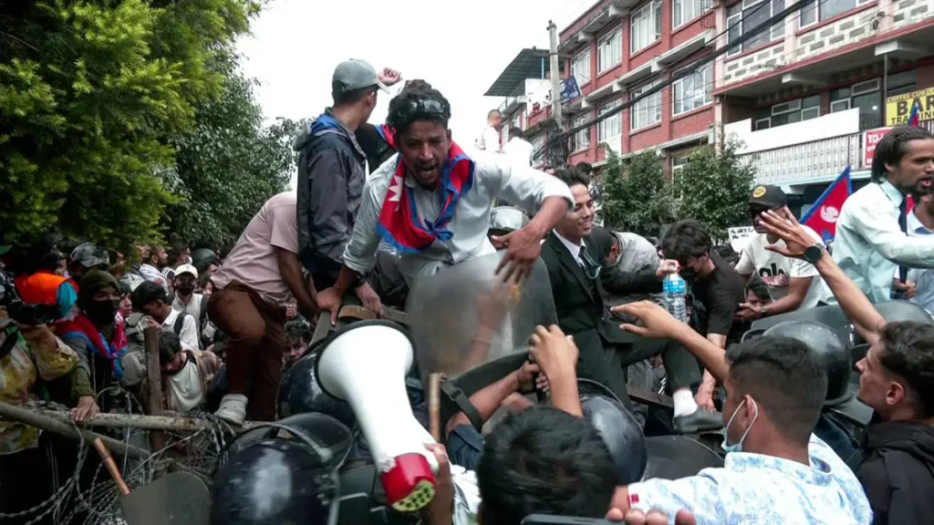 al-menos-14-muertos-en-las-protestas-contra-el-«cerrojazo»-de-las-redes-sociales-en-nepal