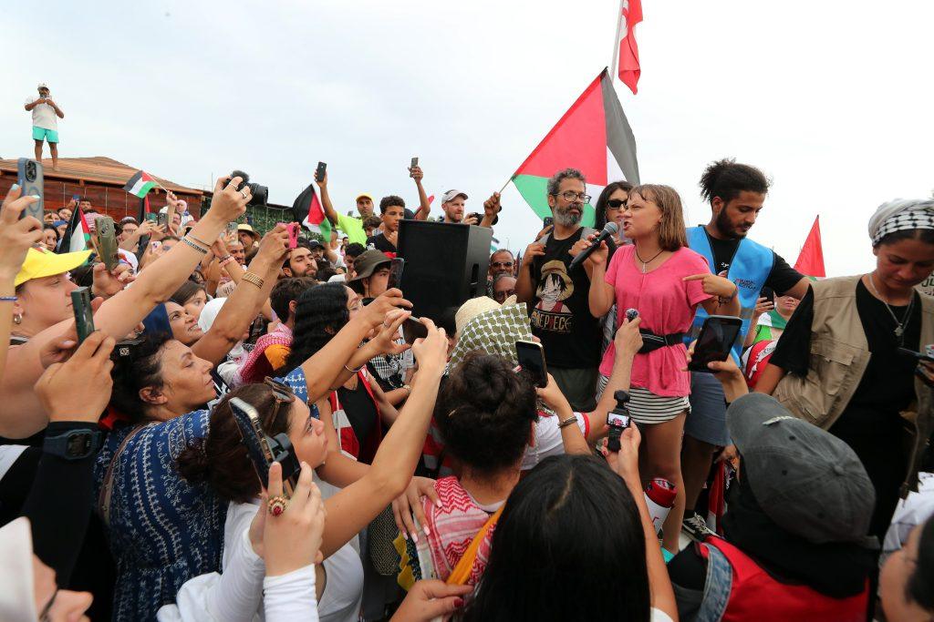 un-dron-ataca-el-barco-de-la-flotilla-con-ayuda-para-gaza-en-el-que-viaja-greta-thunberg-y-provoca-un-incendio-en-la-cubierta