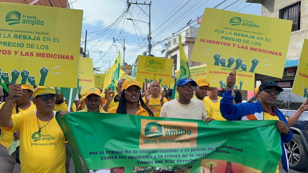 frente-amplio-realiza-caminata-protesta-en-sde-contra-alto-costo-de-la-canasta-familiar