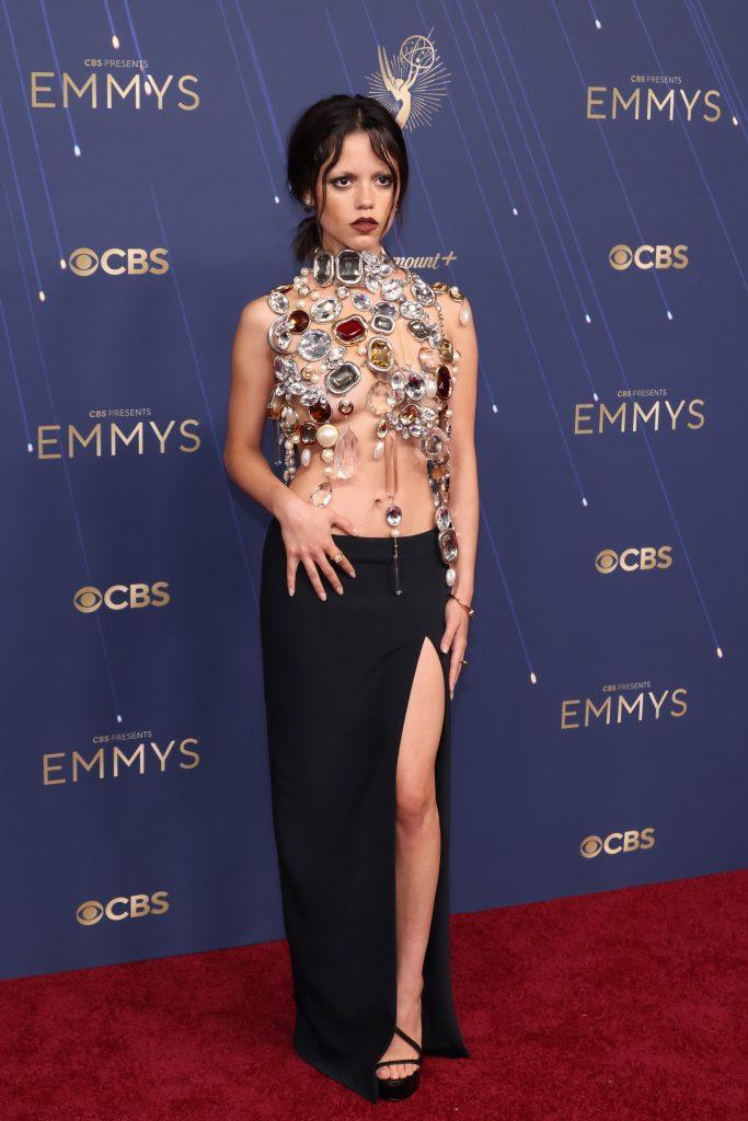 los-mejores-‘looks’-los-emmy:-del-top-de-piedras-de-jenna-ortega-al-panuelo-palestino-de-bardem
